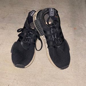 Adidas Boost Mit Den 3 Streifen Athletic Shoes. Black & White. 🌵6 youth